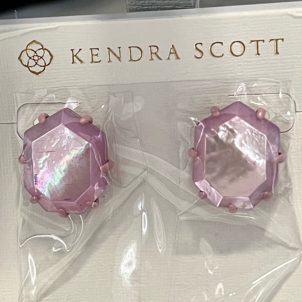 NWT Kendra Scott RARE & RETIRED Morgan Earrings Lilac Pearl Matte Beautiful! - Picture 12 of 16